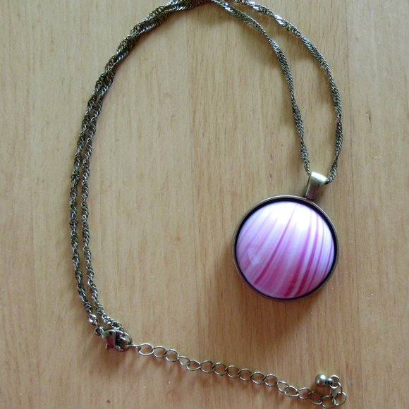 Pink striped agate pendant necklace brass chain - Picture 6 of 7